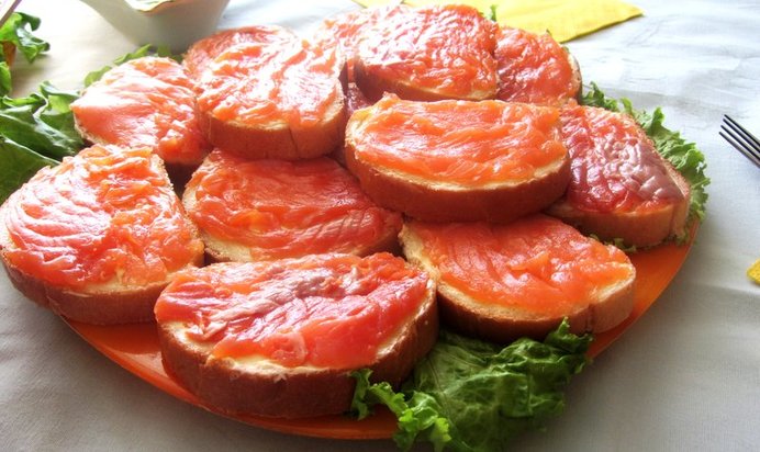 Классический бутерброд с красной рыбой и зеленью