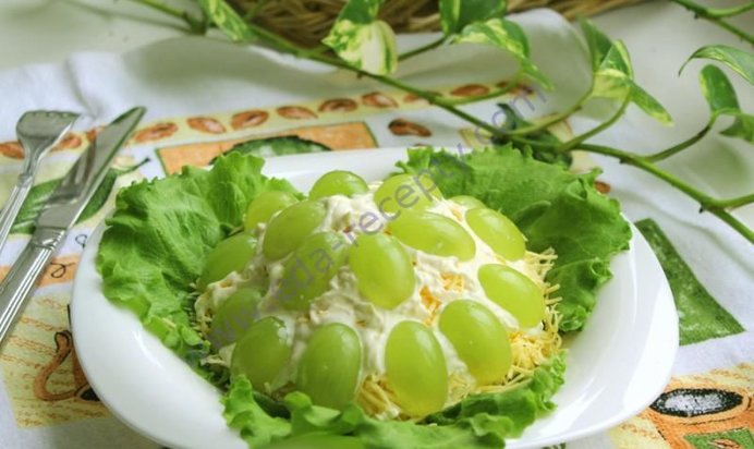 Салат с виноградом и курицей, сыром