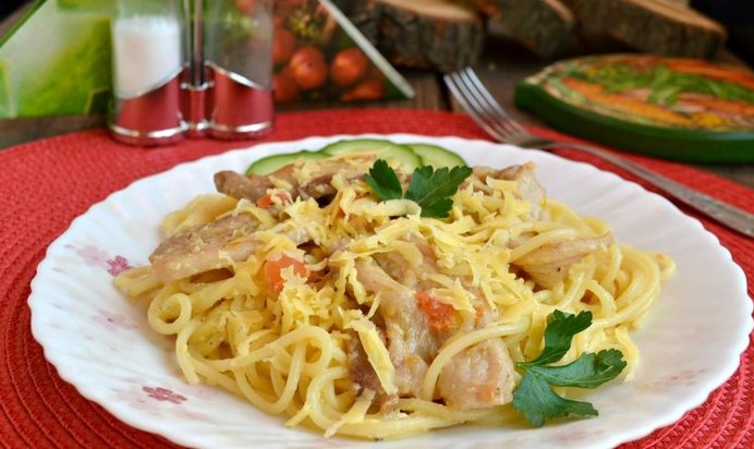 Спагетти со свиной грудинкой и яично-сливочным соусом