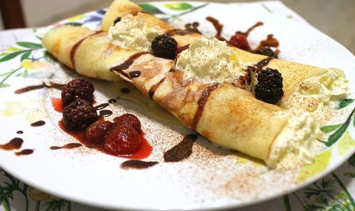 Французские блинчики с ягодами и взбитыми сливками