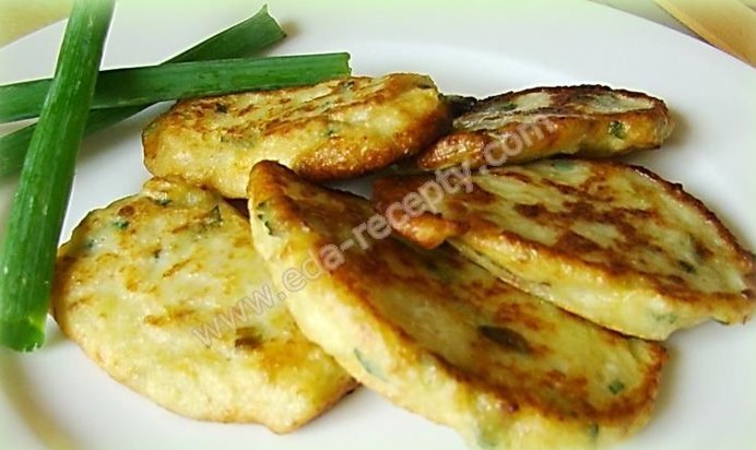 Кабачковые оладьи с сыром и чесноком