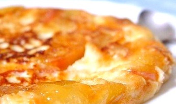 Омлет из творога с карамельными яблоками