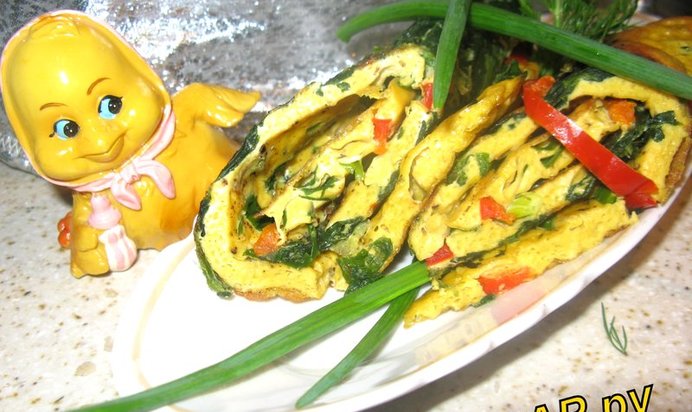 Омлетный рулет со шпинатом, зеленью и сладким перчиком