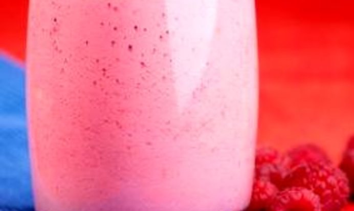 Витаминный напиток из малины и лайма