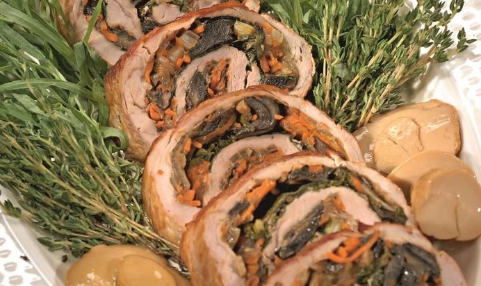 Свиной рулет с грибной начинкой