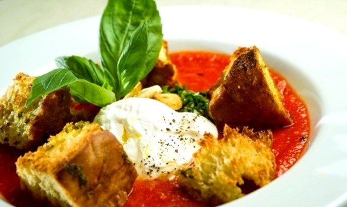 Томатный крем-суп с тосканскими гренками и яйцом пашот