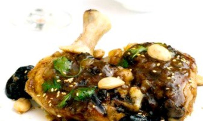 Цыпленок с томатами, черносливом, корицей и вином