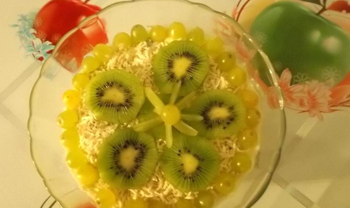 Творожный десерт с фруктами и виноградом