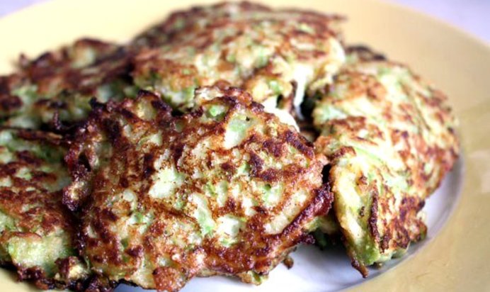 Оладьи из цукини со сметаной и мускатным орехом