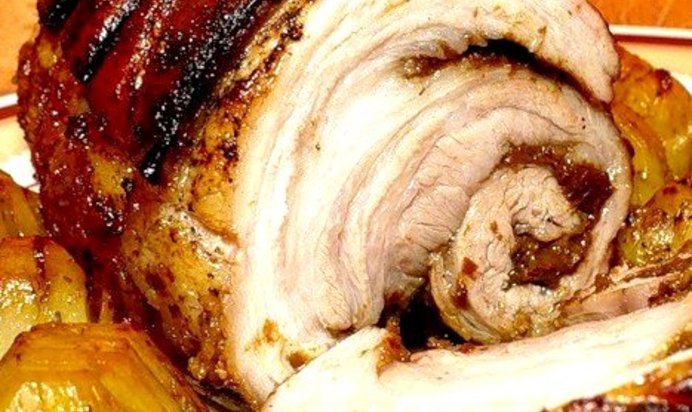 Рулет из свиной вырезки с копченой грудинкой
