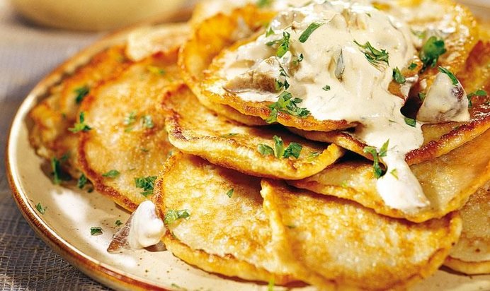 Картофельные оладьи с соусом из белых грибов