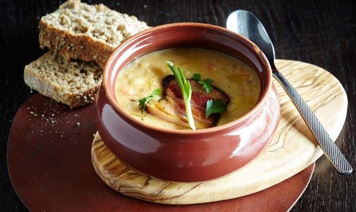 Гороховый суп с копченой свиной щекой