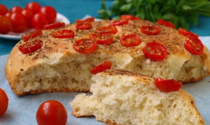 Фокачча с помидорами черри и ароматными травами