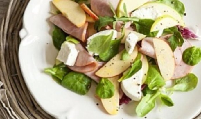 Салат с ветчиной и козьим сыром