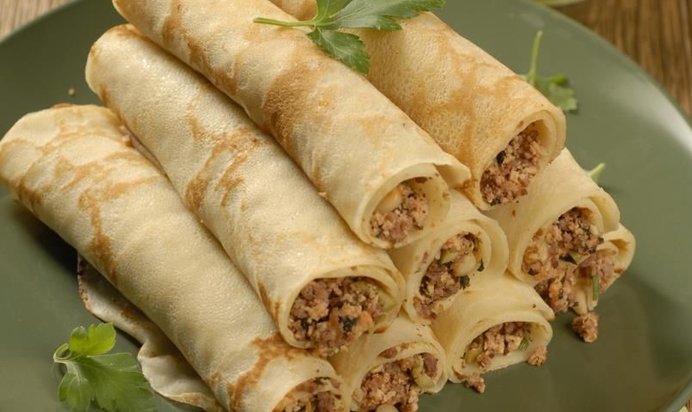 Блинчики с мясом, оливками и кедровыми орешками