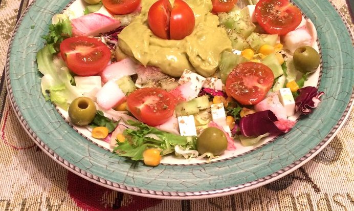 Салат с крабовым мясом, сыром фетакса и гуакамоле