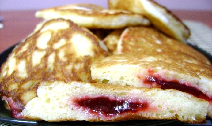 Дрожжевые оладьи с малиновой начинкой