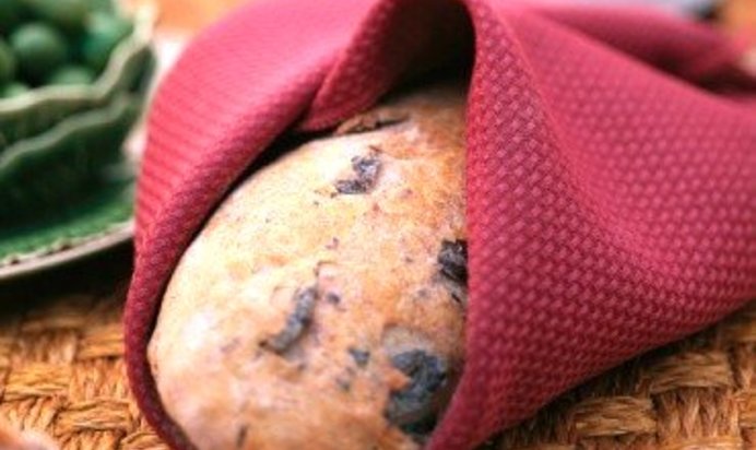 Хлеб с панчеттой, оливками и маслинами