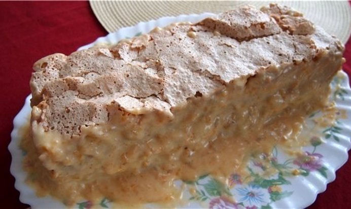 Безе-торт с лимонным кремом и орехами