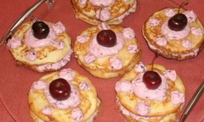 Яблочные оладьи с творожно-ягодным кремом