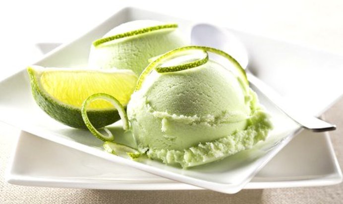 Зеленое мороженое из авокадо с текилой