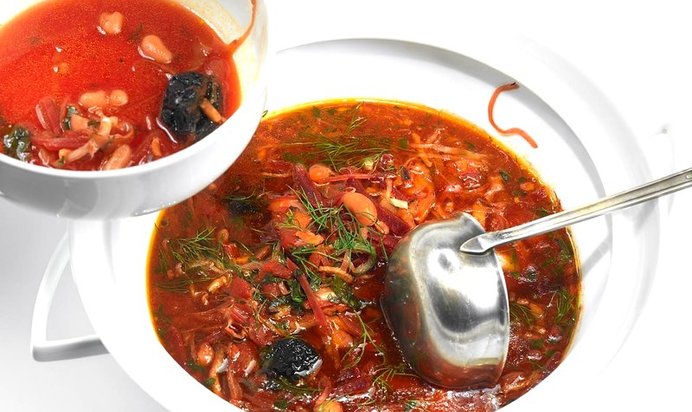 Борщ с черносливом, фасолью и копченой грудинкой