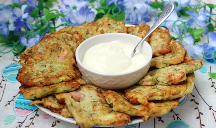 Кабачковые оладьи с сосисками