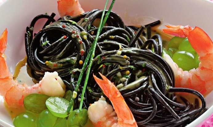 Салат с виноградом, креветками и зеленым айоли