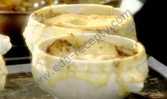 Луковый суп с сырными гренками