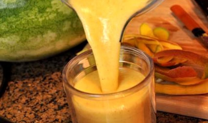 Витаминный напиток из киви, апельсина, винограда и манго