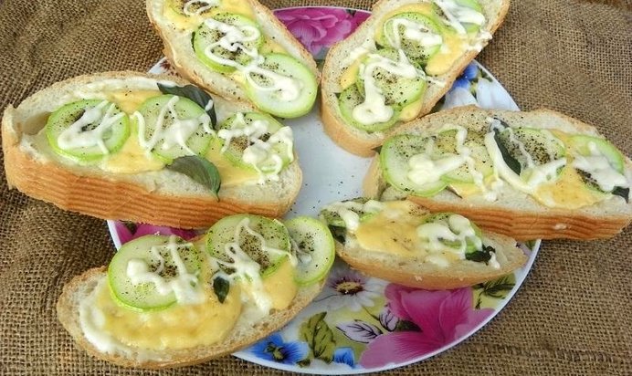 Гренки с молодым кабачком и базиликом
