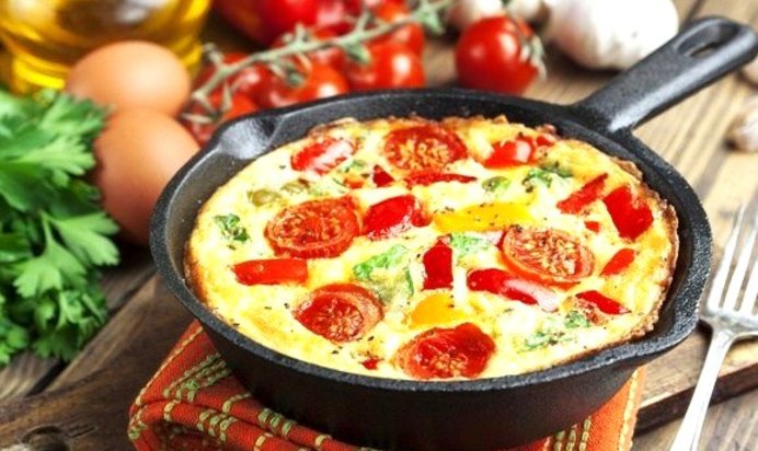 Омлет с болгарским перцем, грибами, помидорами и грудинкой