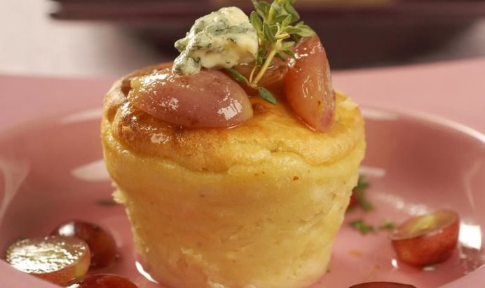 Суфле из голубого сыра с виноградным сиропом