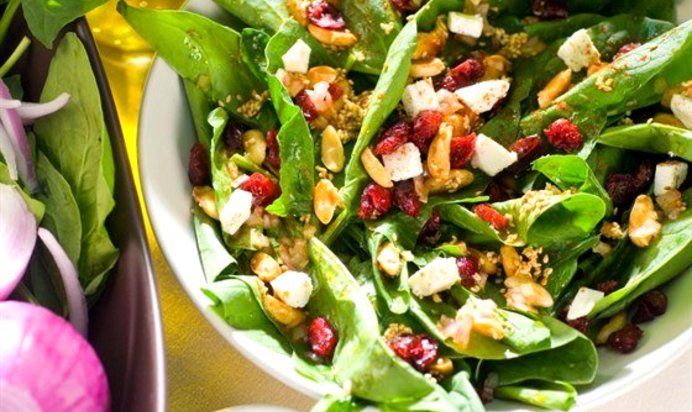 Зеленый салат с козьим сыром, сушеной клюквой и арахисом