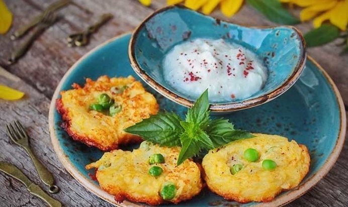 Овощные оладьи с адыгейским сыром и горошком