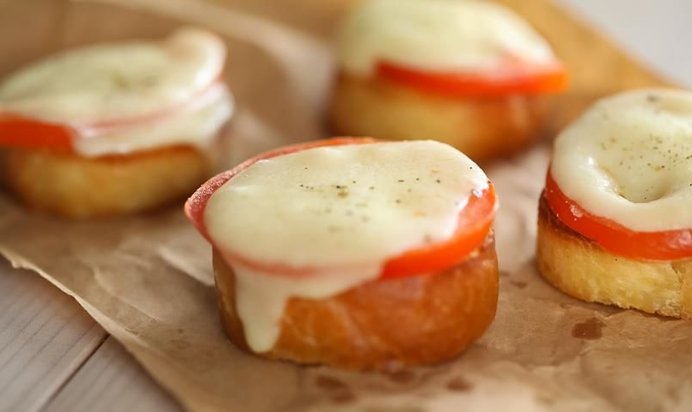 Брускетта с помидорами и сулугуни