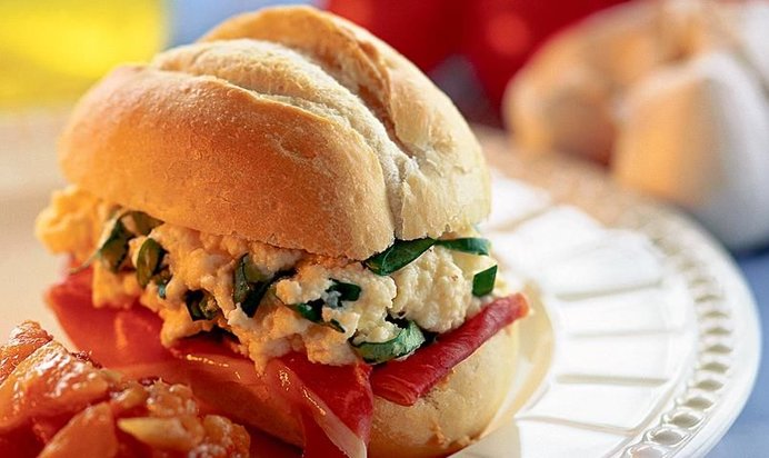 Омлет со шпинатом и ветчиной