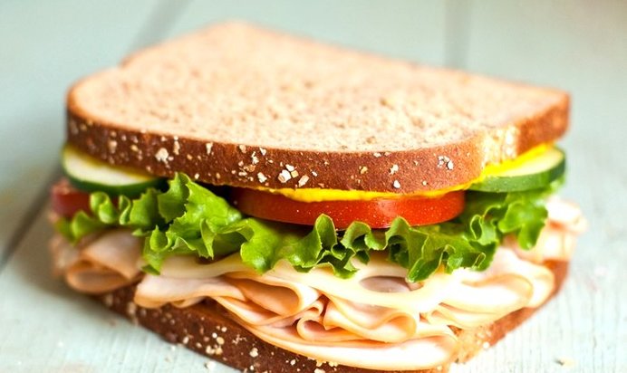 Бутерброды с колбасой на праздничный стол