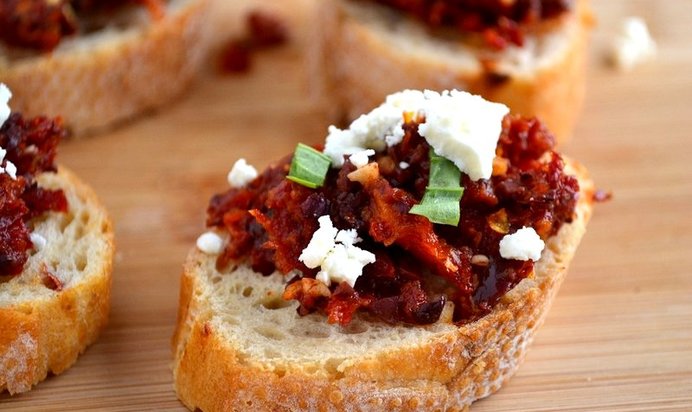 Брускетта с вялеными помидорами