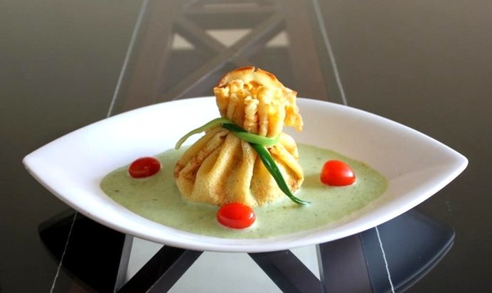 Блинные мешочки с соусом из спаржи