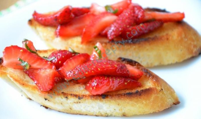 Гренки с клубникой