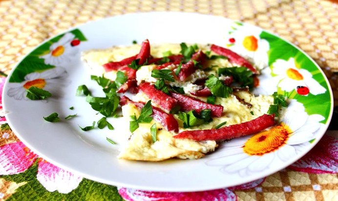 Омлет с копчёной колбасой и зеленью
