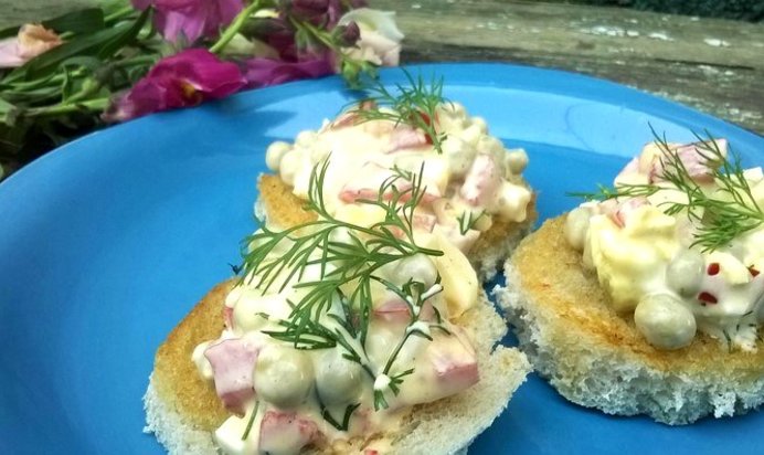 Яичный салат на гренке