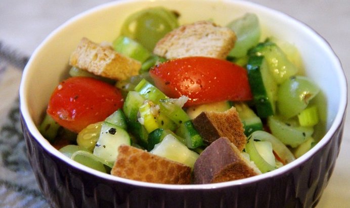 Салат из свежих овощей, сухариков, зеленого винограда и мяты