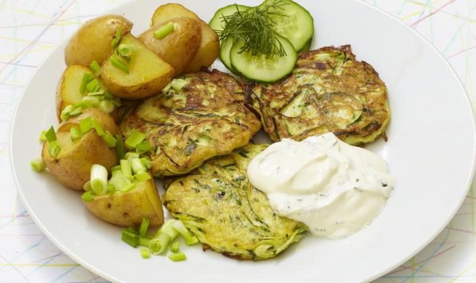 Кабачковые оладьи и молодой картофель