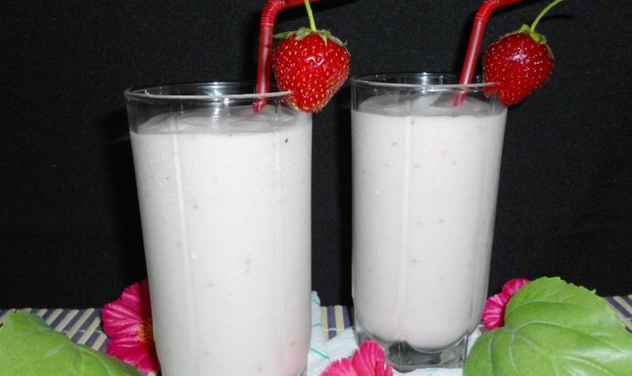 Коктейль молочный с клубникой
