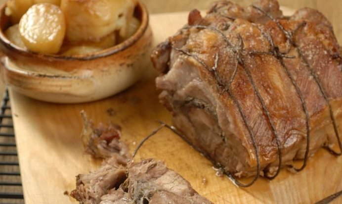 Свиной окорок, фаршированный луком и шалфеем