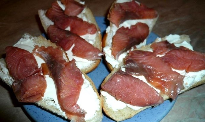 Бутерброды с горбушей и сыр-кремом