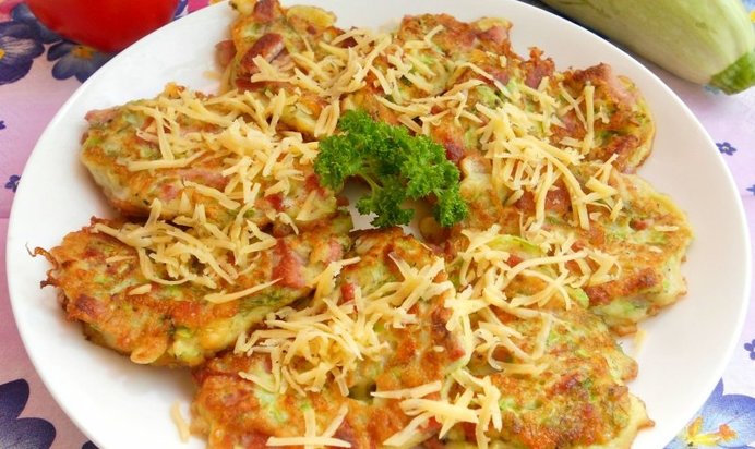 Оладьи из кабачков с сыром и колбасой