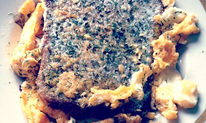 Омлет с гренками и сыром